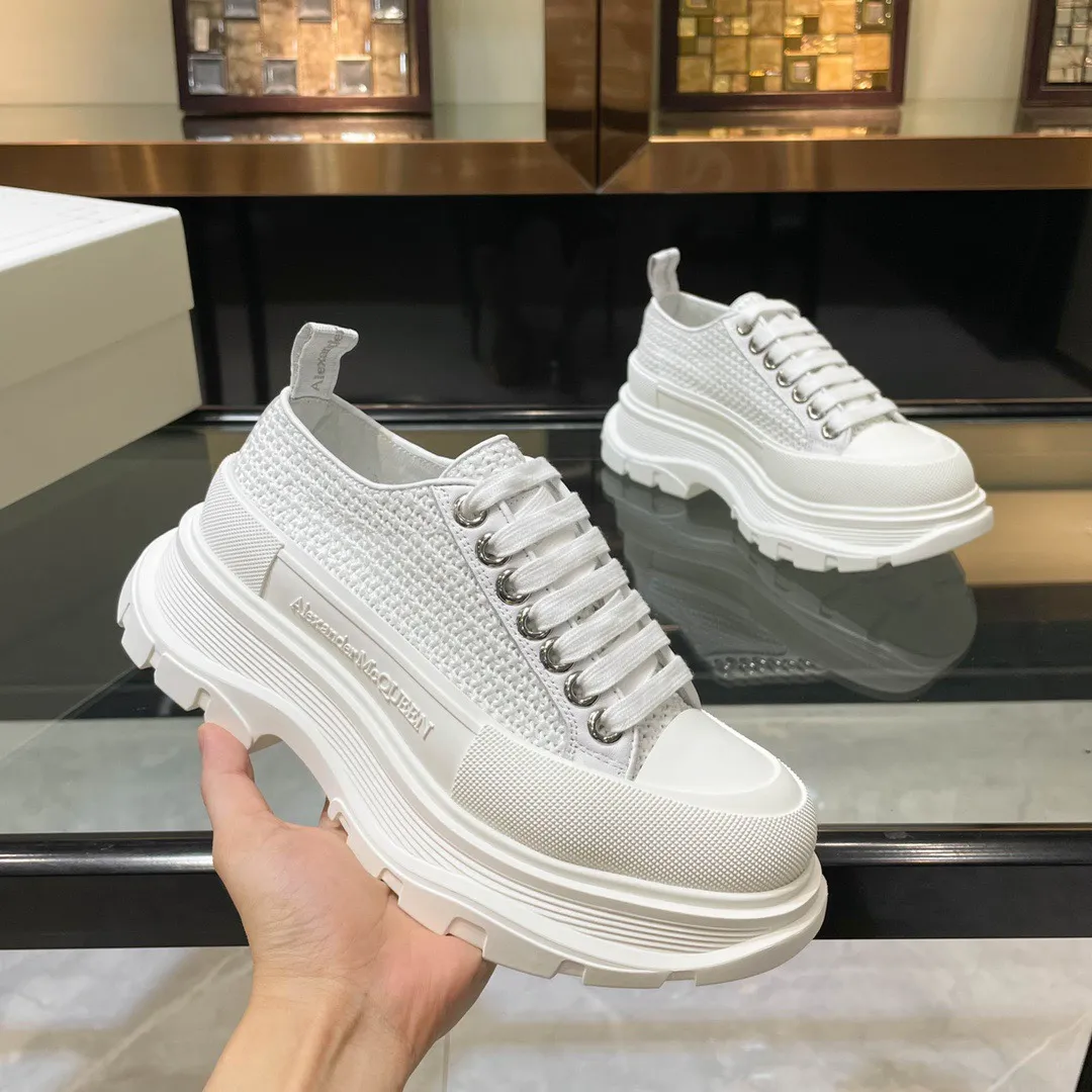 👟👟Ex-factory price 560👟👟 Men’s size +10 🔥Mc Queen new woven McQueen couple shoes 🔥Exclusive first launch‼ ️‼ ️Young ladies who are fashion representatives must be in the forefront of fashion! The shoes have a transparent and simple personalized design, which increases the height and slims the legs, showing full charm, and the upper feet are super stylish. ⚠The upper is made of customized imported canvas, which is breathable, comfortable and not stuffy on the feet. The color is warm and moist. 🔸Inside: Yangli. Feet: imported goatskin. Full of flexibility! The round toe design allows the toes to be completely released🥰 Get rid of the original pressure of shoes! 🔸The outsole adopts the original molded combination TPU transparent outsole. The process of combining several layers of outsole is complicated. Super light and super comfortable! Very affordable ❤️ 🔸Size: 35-40 for women, 250 for low-income women. The women’s low-top version will be released first. The latest counter high version packaging, with certificates, cards, and pure cotton bags.